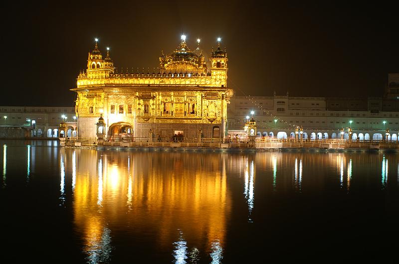 1 Amritsar.JPG - Amritsar to najświętsze miejsce wyznawców sikhizmu przyjmujące codziennie do 30 tyś. pielgrzymów. Złota Świątynia znajduje się pośrodku jeziora Amrit Sarowar, od którego miasto wzięło swoją nazwę.